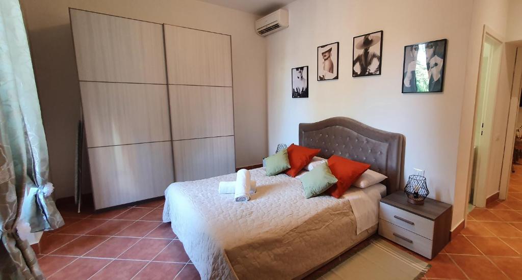 een slaapkamer met een bed met oranje en groene kussens bij Chic 'N Charme Trastevere Terrace 2 in Rome
