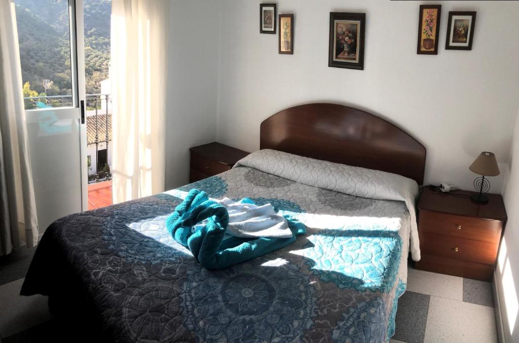 ベナマオマにあるBenamahoma Ruralのベッドルーム1室(青い毛布付きのベッド1台付)