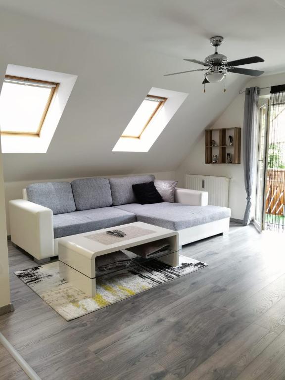 Posezení v ubytování Ferienwohnung Eckberger Weinstrasse 139