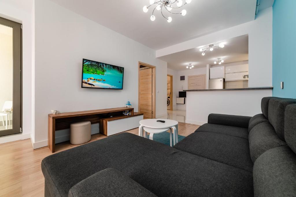 - un salon avec un canapé et une table dans l'établissement Bliss M&M by Onix Blue, à Mamaia Nord – Năvodari