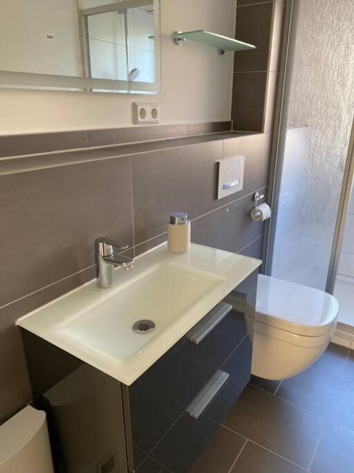 Et badeværelse på Bezaubernde Wohnung in Wolfsburg Stadtnah