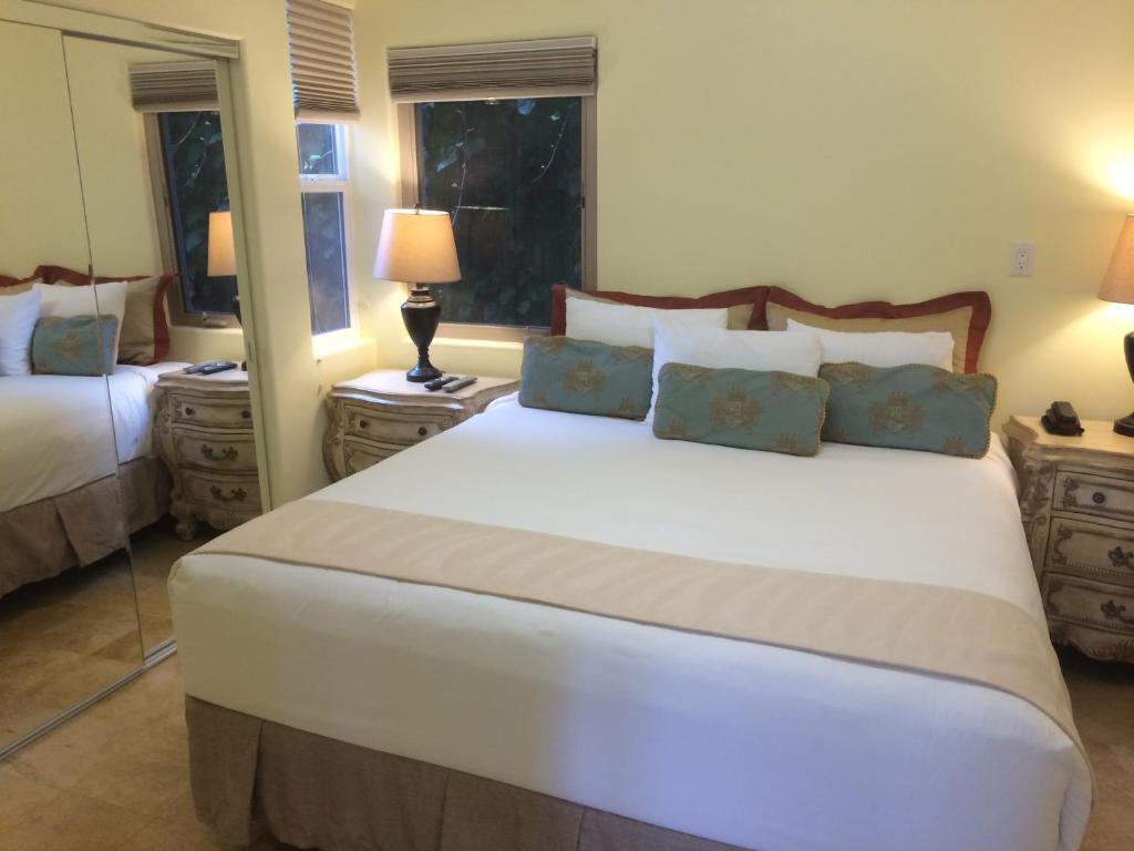 The Vendange Carmel Inn & Suites - King Suite