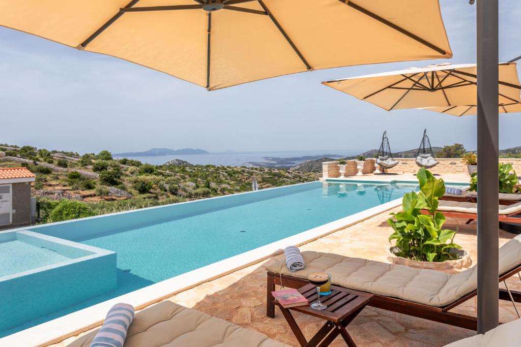 Bazén v ubytování Vidikovac Levanda Luxury Apartments nebo v jeho okolí