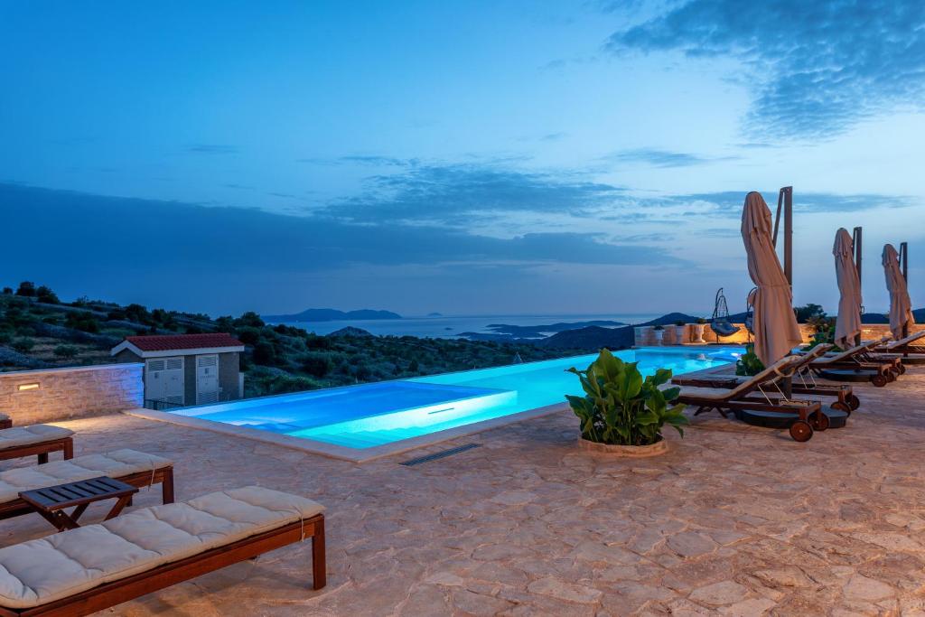 Bazén v ubytování Vidikovac Levanda Luxury Apartments nebo v jeho okolí