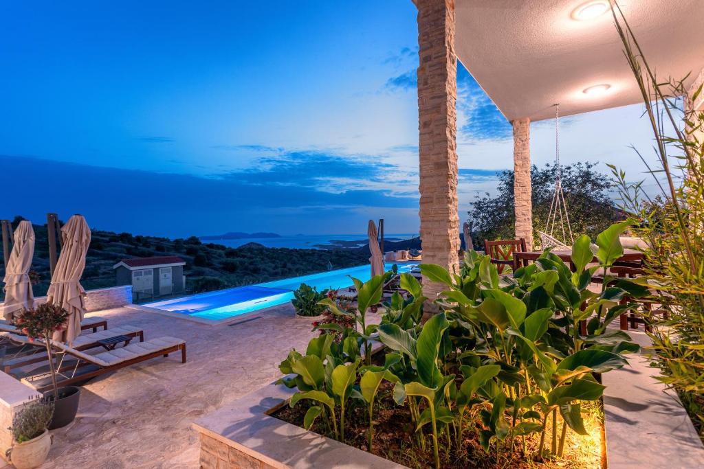 Bazén v ubytování Vidikovac Levanda Luxury Apartments nebo v jeho okolí