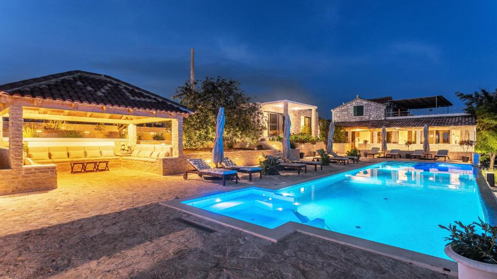 Bazén v ubytování Vidikovac Levanda Luxury Apartments nebo v jeho okolí