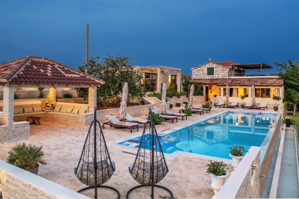 Bazén v ubytování Vidikovac Levanda Luxury Apartments nebo v jeho okolí
