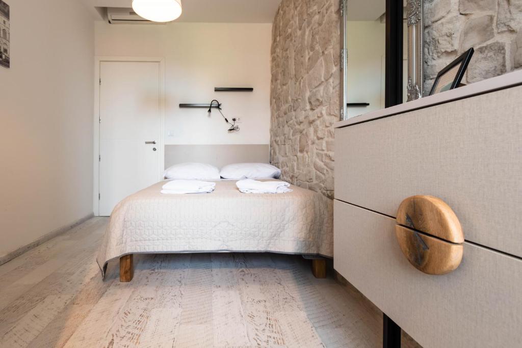 Postel nebo postele na pokoji v ubytování L&B City Center Studios Apartments