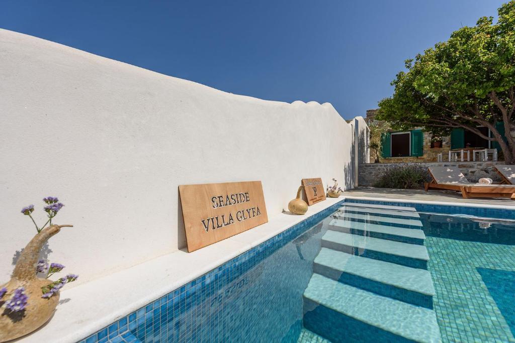 Bazén v ubytovaní seaside Villa Glyfa Paros alebo v jeho blízkosti