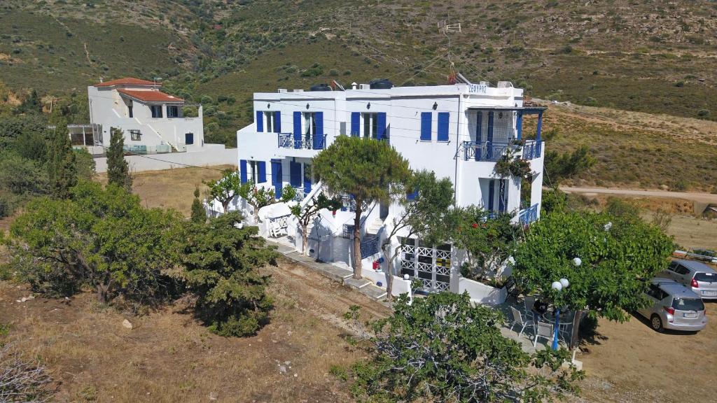 widok z powietrza na biały dom z niebieskimi oknami w obiekcie Villa Zefiros w mieście Kipri