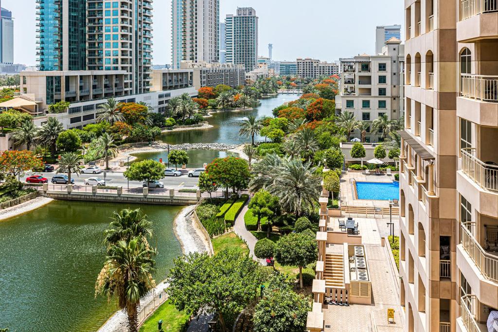 vistas a un río en una ciudad con edificios en Mosela Tower by Emaar, The Views and Greens, en Dubái