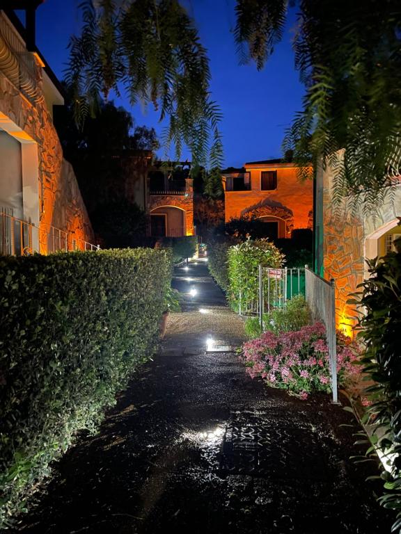 Santa MariaにあるSardegna Holiday houseの夜間の家屋につながる通路
