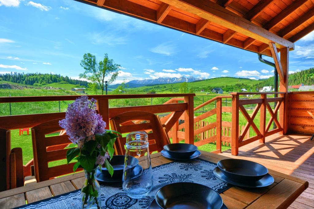 einen Tisch auf einer Terrasse mit Bergblick in der Unterkunft Szczubiałówka dom w górach in Niedzica