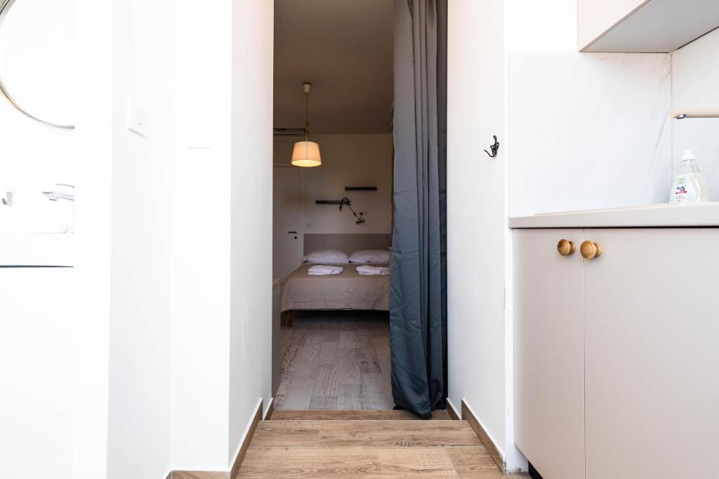 Postel nebo postele na pokoji v ubytování L&B City Center Studios Apartments