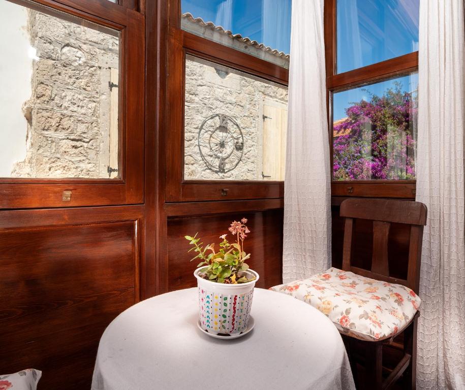 Flores Hotel Alaçatı - Habitación Triple Con Balcón