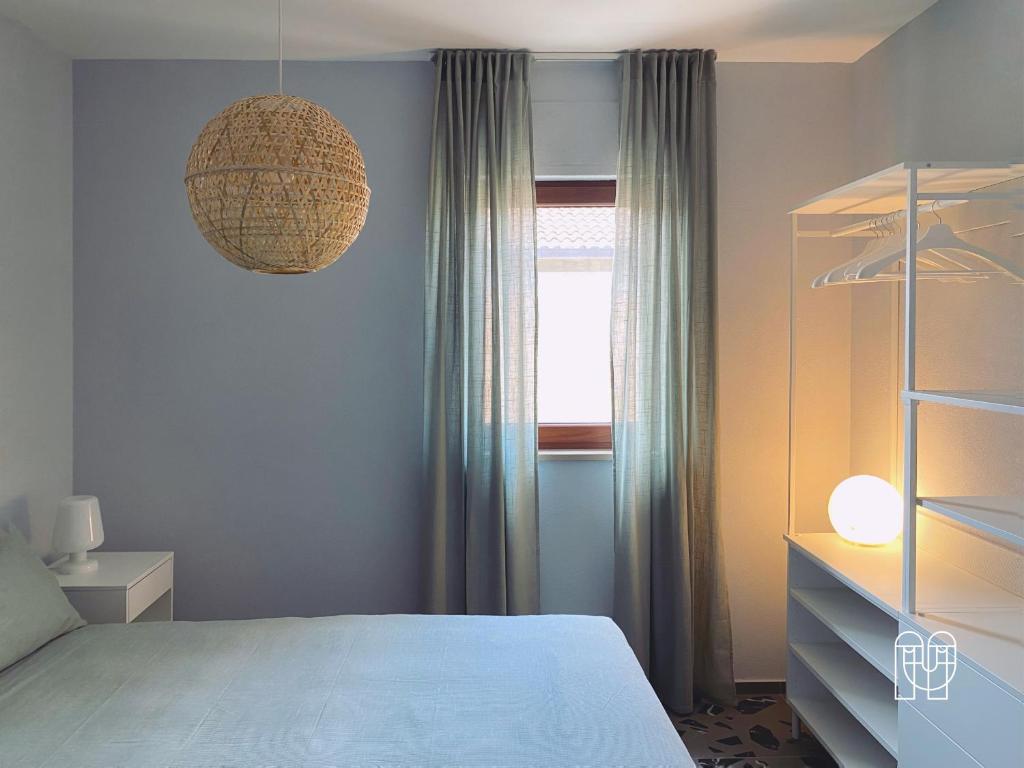Schlafzimmer mit einem Bett und einem Fenster in der Unterkunft maestranze in Matera