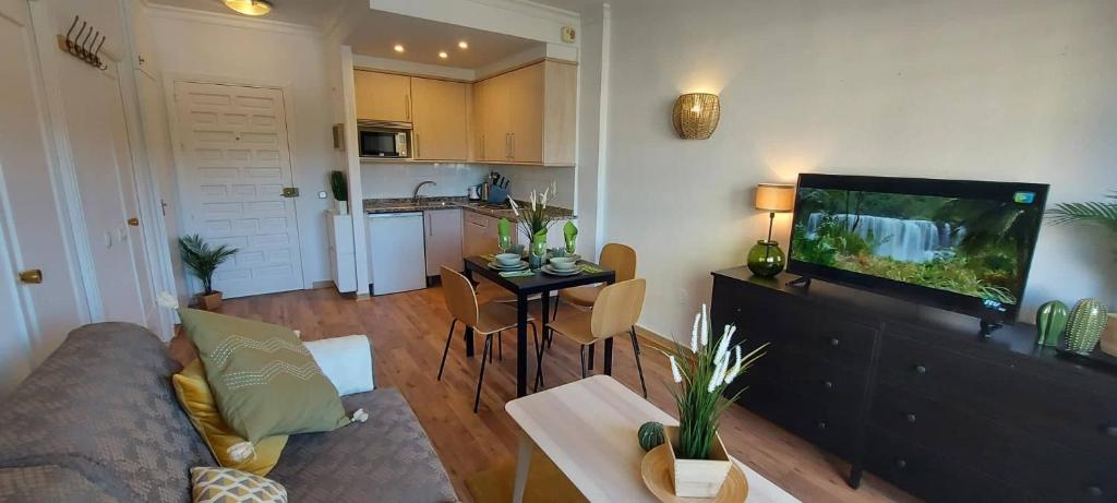 Kuchyň nebo kuchyňský kout v ubytování Apartment in BenalBeach 5 pools