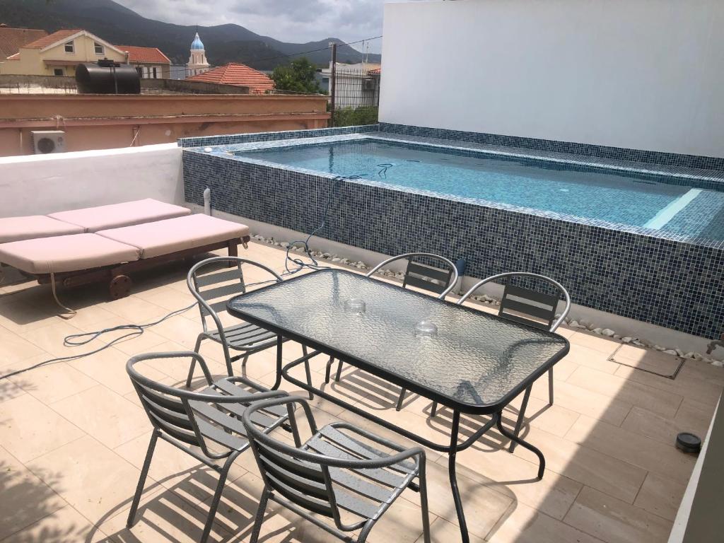 Basen w obiekcie METROPOLIS Argostoli House/villa with garden & pool-jacuzzi lub w pobliżu