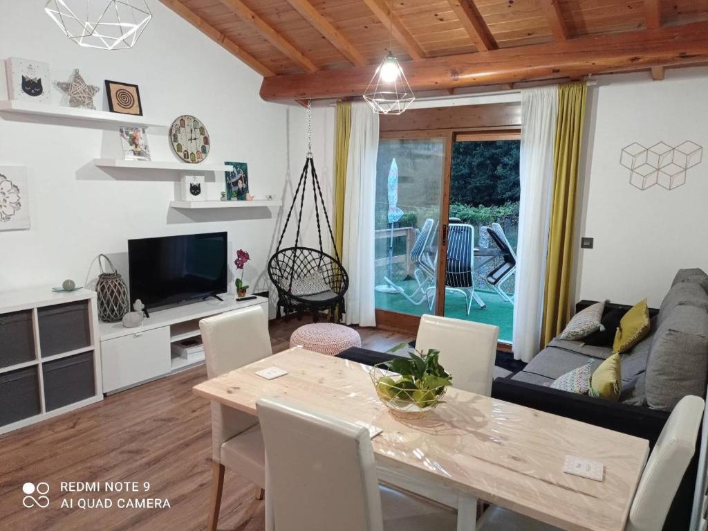 ein Wohnzimmer mit einem Tisch und einem Sofa in der Unterkunft AlmadeMencía in Pontevedra