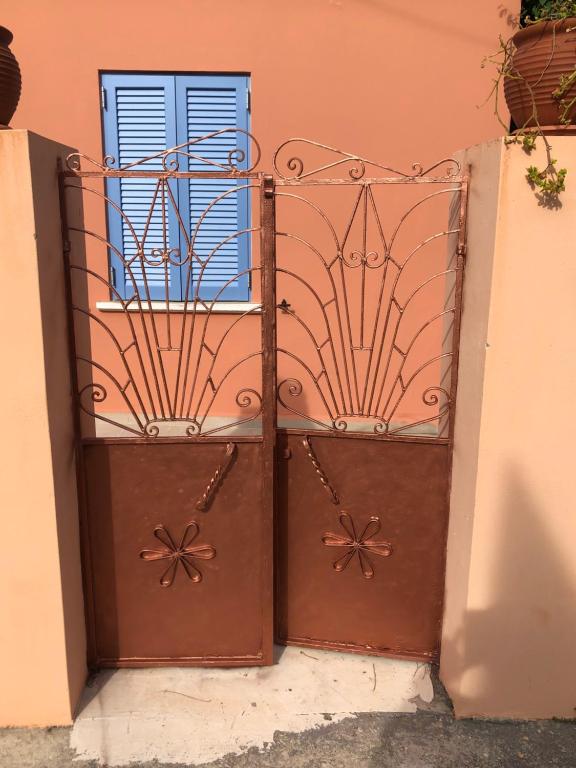 para drzwi z oknem na budynku w obiekcie METROPOLIS Argostoli House/villa with garden & pool-jacuzzi w mieście Argostoli