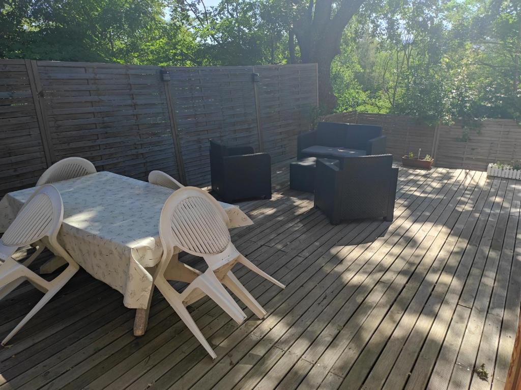 a patio with a table and chairs on a deck at REZ DE CH avec terrasse et parking Appartement 2 ch à Lurs in Lurs