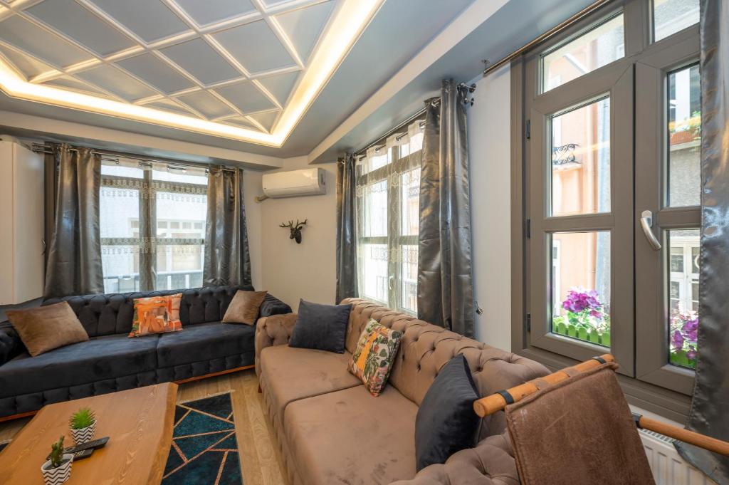 A seating area at Dorne Suite Taksim Hotel