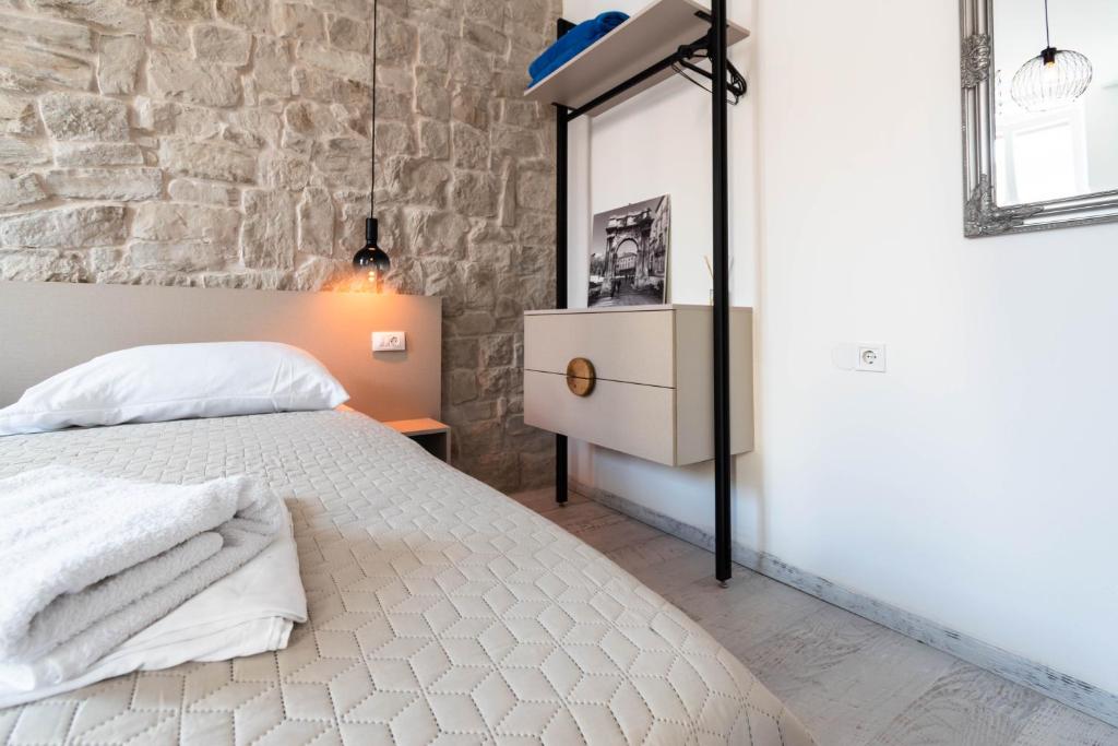 Postel nebo postele na pokoji v ubytování L&B City Center Studios Apartments