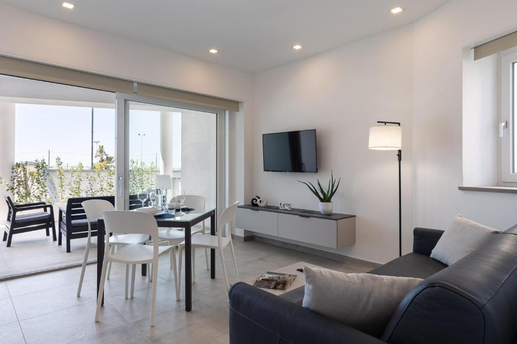 Televízia a/alebo spoločenská miestnosť v ubytovaní Oneweek Gaeta Suites and Apartments