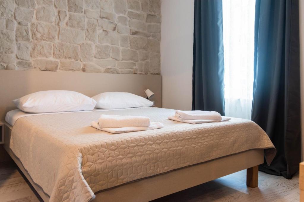 Postel nebo postele na pokoji v ubytování L&B City Center Studios Apartments