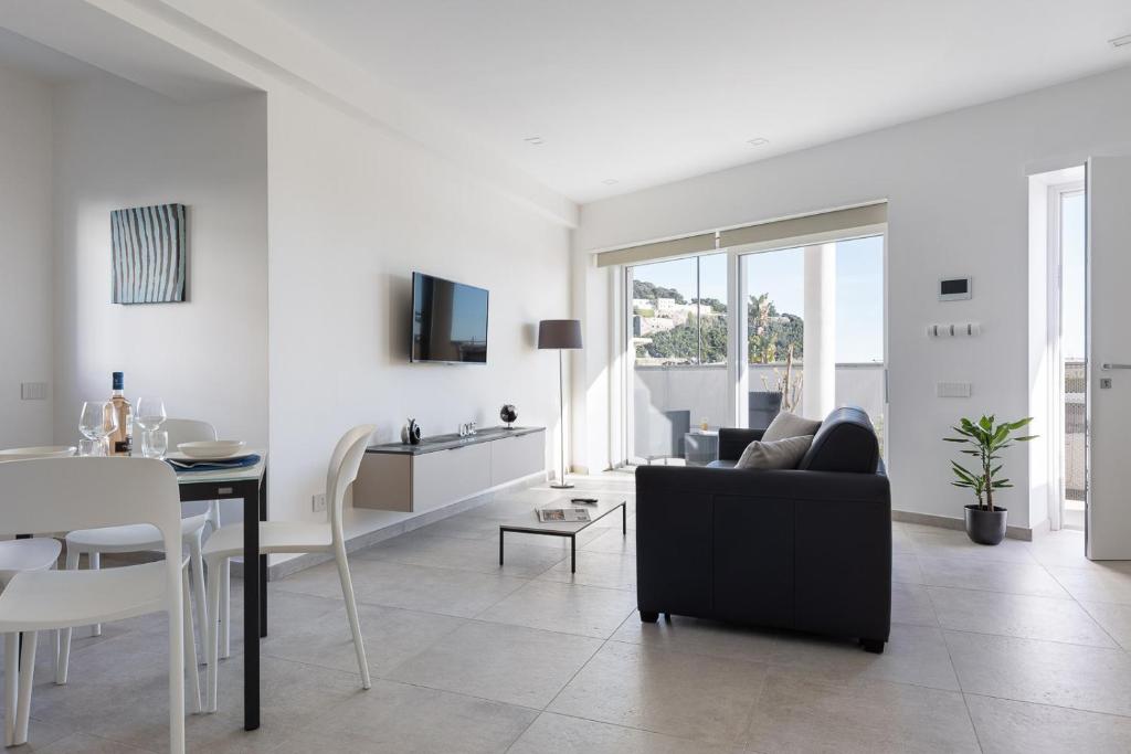 Televízia a/alebo spoločenská miestnosť v ubytovaní Oneweek Gaeta Suites and Apartments
