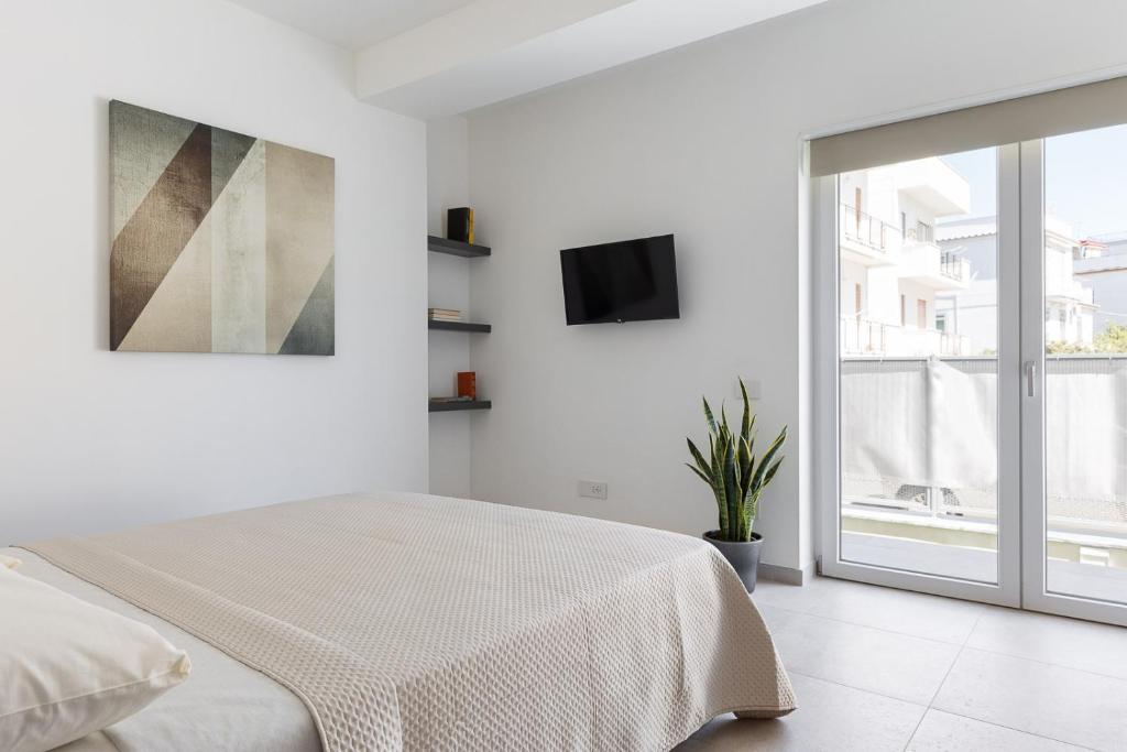 Televízia a/alebo spoločenská miestnosť v ubytovaní Oneweek Gaeta Suites and Apartments