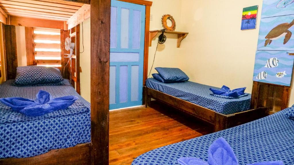 Postel nebo postele na pokoji v ubytování Roatan Backpackers' Hostel