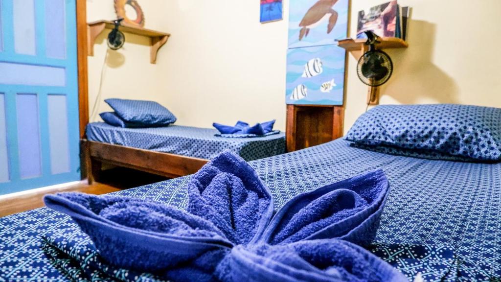 Postel nebo postele na pokoji v ubytování Roatan Backpackers' Hostel