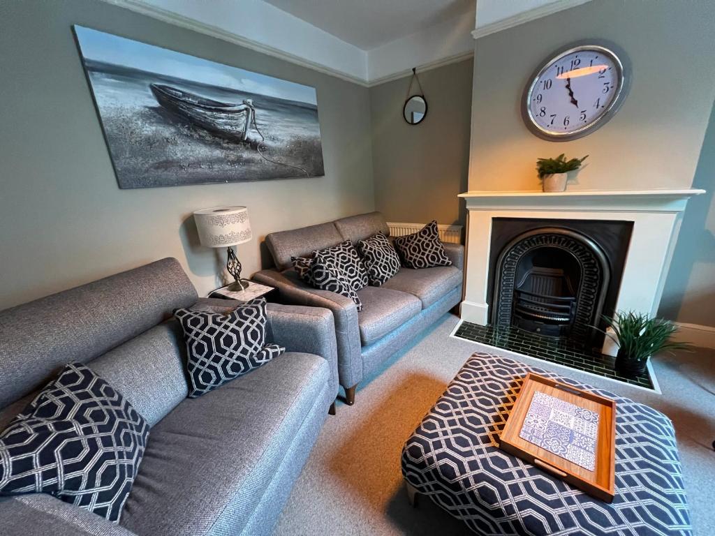 a living room with two couches and a fireplace at Charming 3 bedroom property in Bury St Edmunds in Bury Saint Edmunds