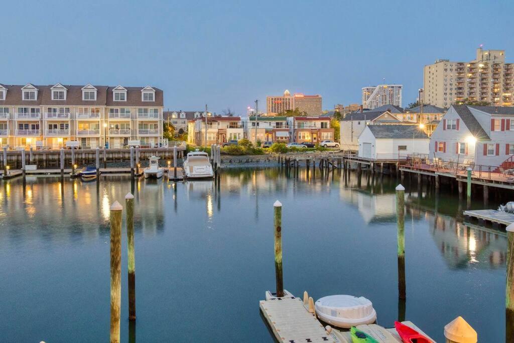 uma marina com barcos na água e edifícios em PERFECT 5 STAR - Chelsea Harbor House em Atlantic City