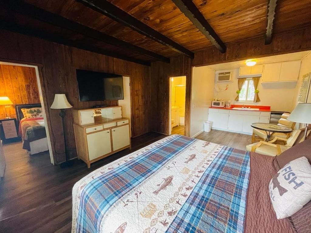 Postel nebo postele na pokoji v ubytování Riverfront Lodging