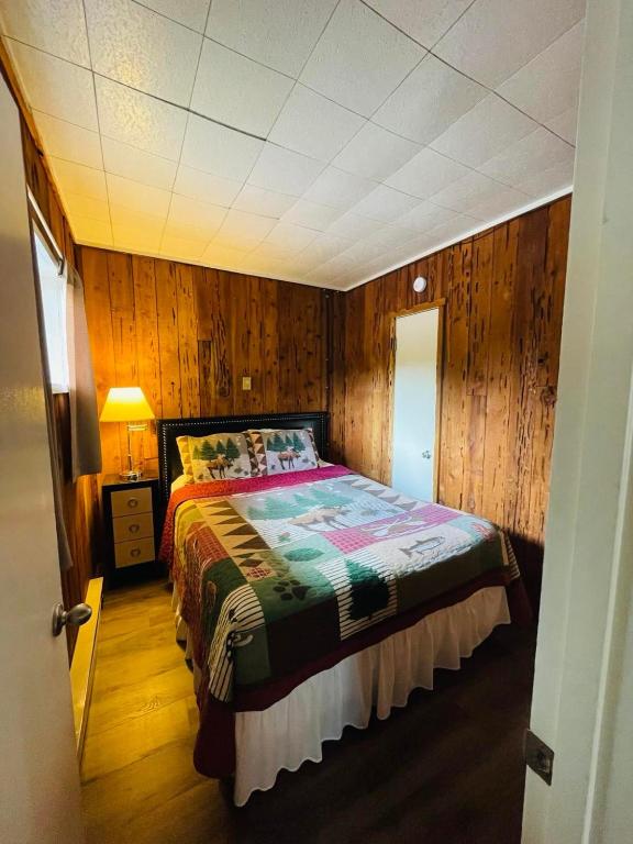 Postel nebo postele na pokoji v ubytování Riverfront Lodging