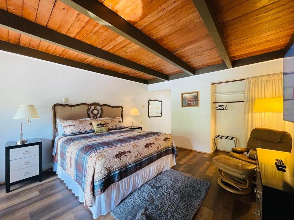 Postel nebo postele na pokoji v ubytování Riverfront Lodging
