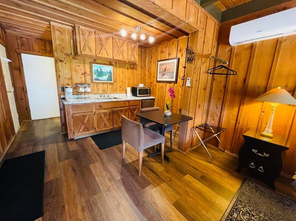 Kuchyň nebo kuchyňský kout v ubytování Riverfront Lodging