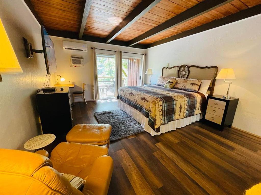 Postel nebo postele na pokoji v ubytování Riverfront Lodging