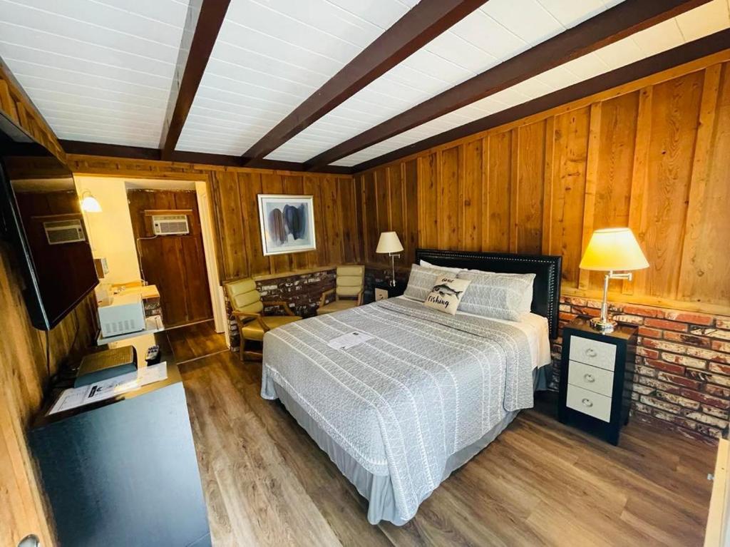 Postel nebo postele na pokoji v ubytování Riverfront Lodging