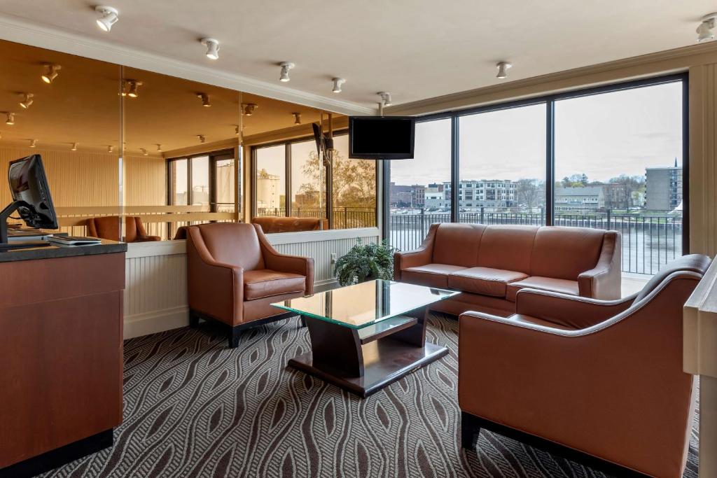 Posezení v ubytování Best Western Plus Oswego Hotel and Conference Center