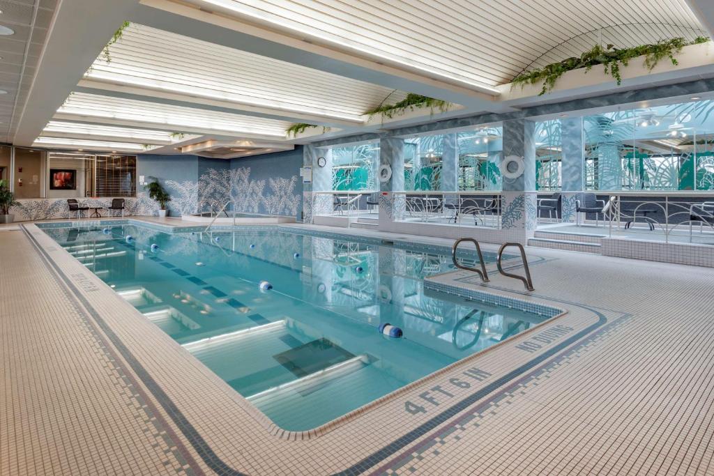 Bazén v ubytování Best Western Plus Oswego Hotel and Conference Center nebo v jeho okolí