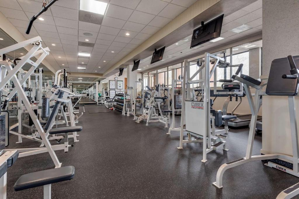 Fitness centrum a/nebo fitness zařízení v ubytování Best Western Plus Oswego Hotel and Conference Center