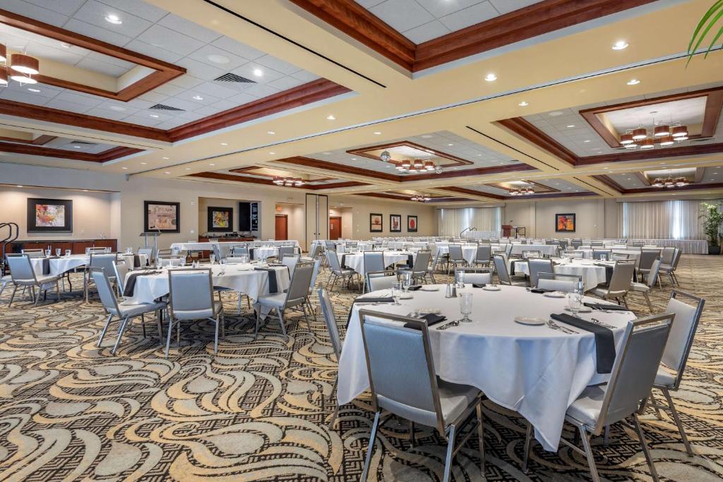 Restaurace v ubytování Best Western Plus Oswego Hotel and Conference Center