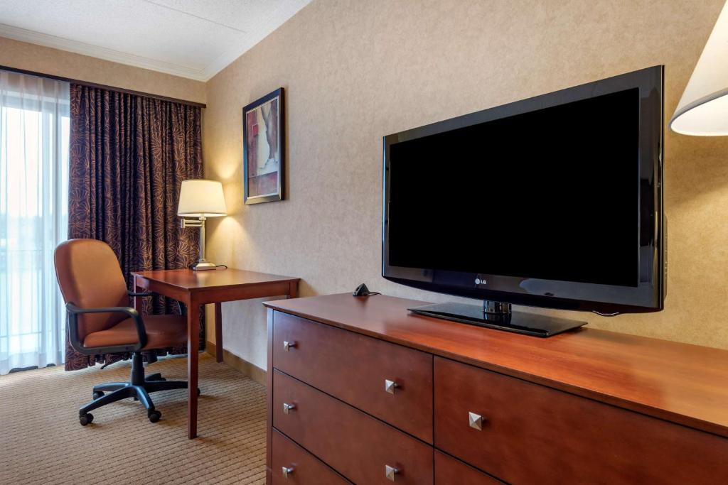TV a/nebo společenská místnost v ubytování Best Western Plus Oswego Hotel and Conference Center