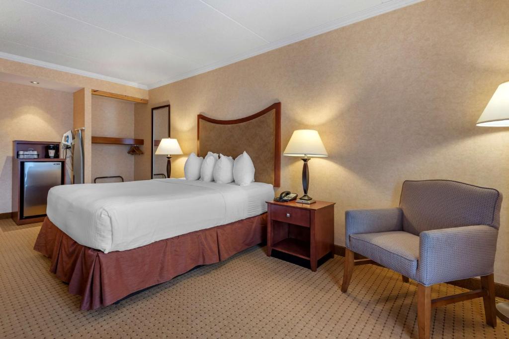 Postel nebo postele na pokoji v ubytování Best Western Plus Oswego Hotel and Conference Center