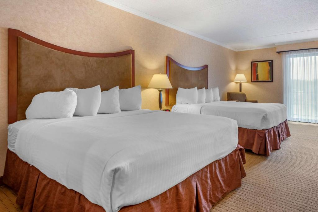 Postel nebo postele na pokoji v ubytování Best Western Plus Oswego Hotel and Conference Center