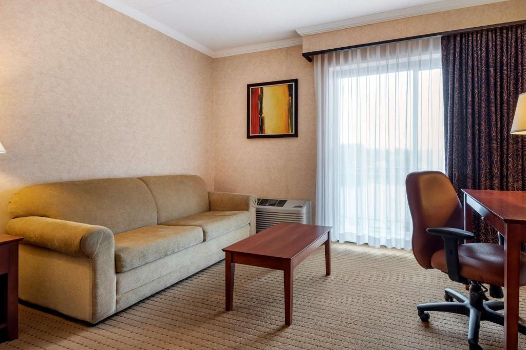 Posezení v ubytování Best Western Plus Oswego Hotel and Conference Center