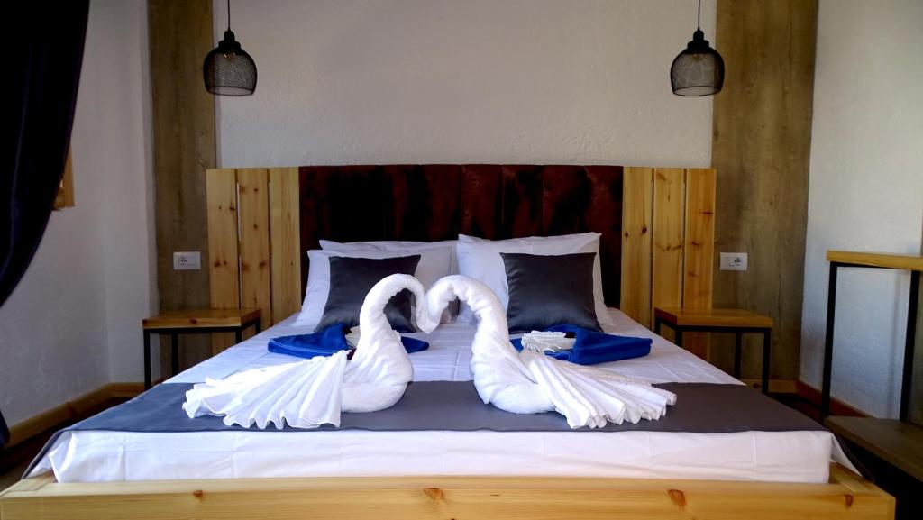 Postel nebo postele na pokoji v ubytování Limni Resort